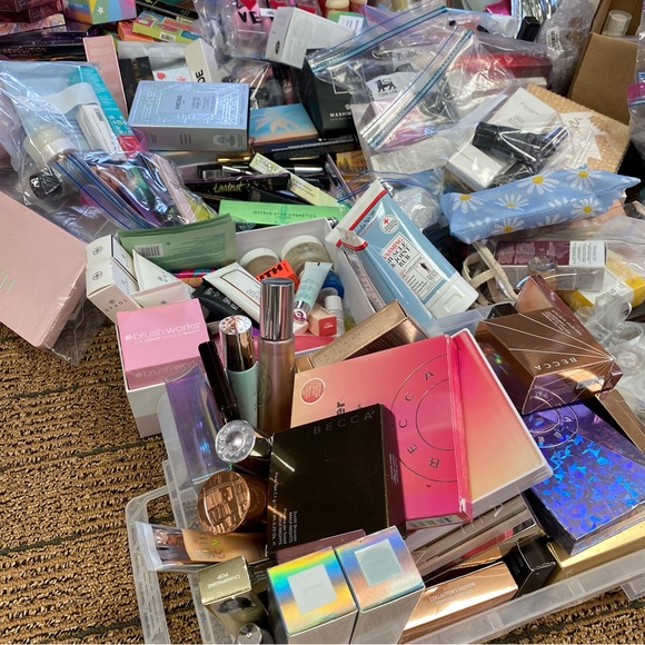 MYSTERY BOX ❤️Curated❤️BEAUTY SELF CARE SKINCARE MAKEUP HAIR SPA $277-$299 MSRP - Picture 8 of 16